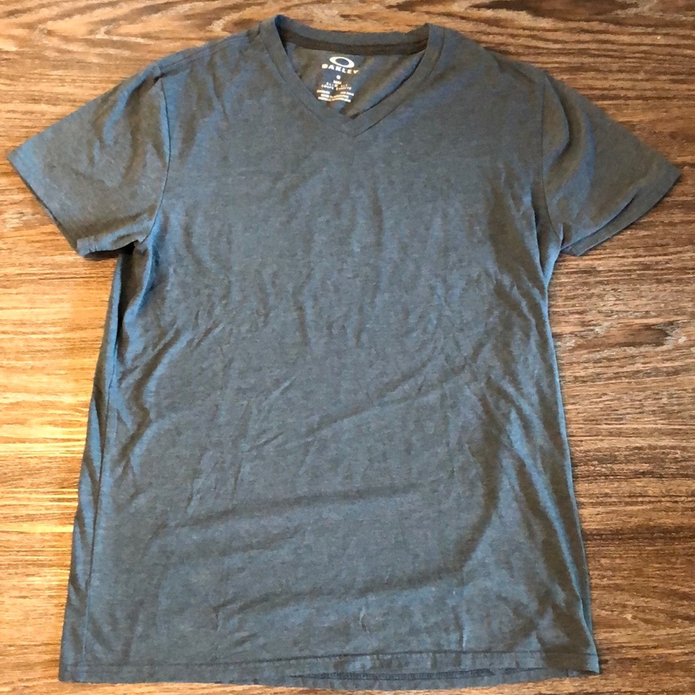 Oakley men’s V neck tee